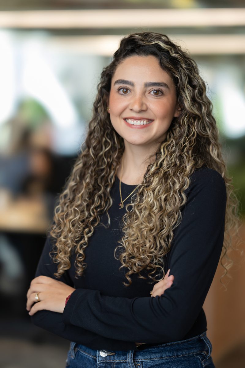 Ejemplo de fotografía corporativa para perfil profesional de LinkedIn, estilo moderno y natural realizado por Terán Studios