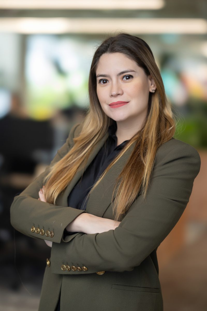 Ejemplo de fotografía corporativa para perfil profesional de LinkedIn, estilo moderno y natural realizado por Terán Studios