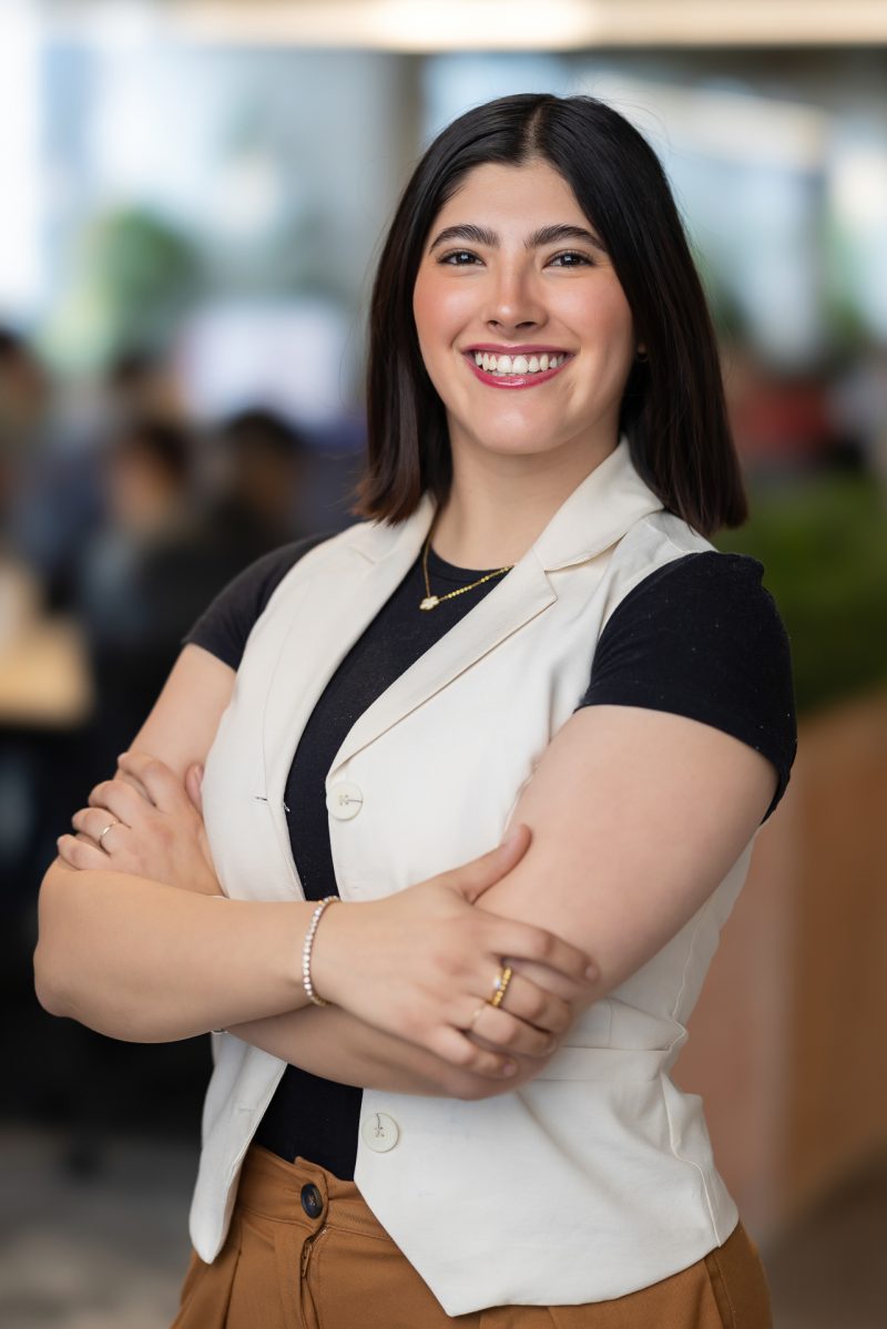 Ejemplo de fotografía corporativa para perfil profesional de LinkedIn, estilo moderno y natural realizado por Terán Studios