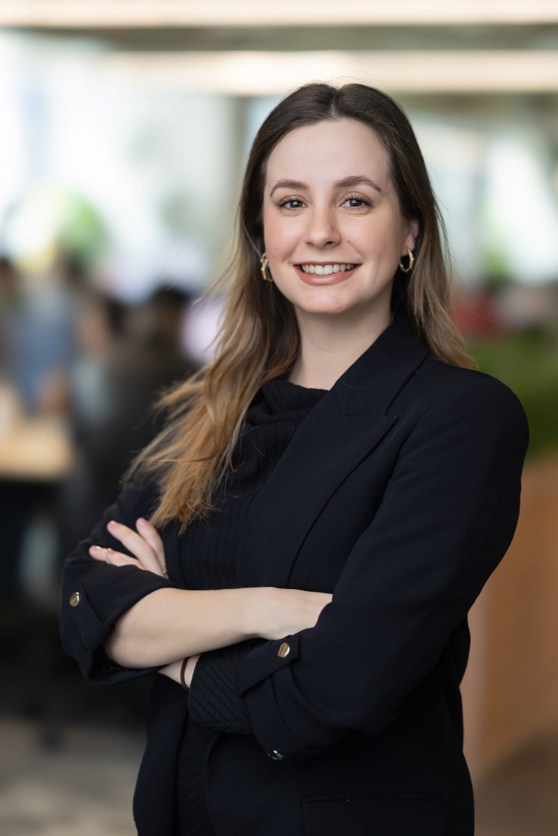 Ejemplo de fotografía corporativa para perfil profesional de LinkedIn, estilo moderno y natural realizado por Terán Studios