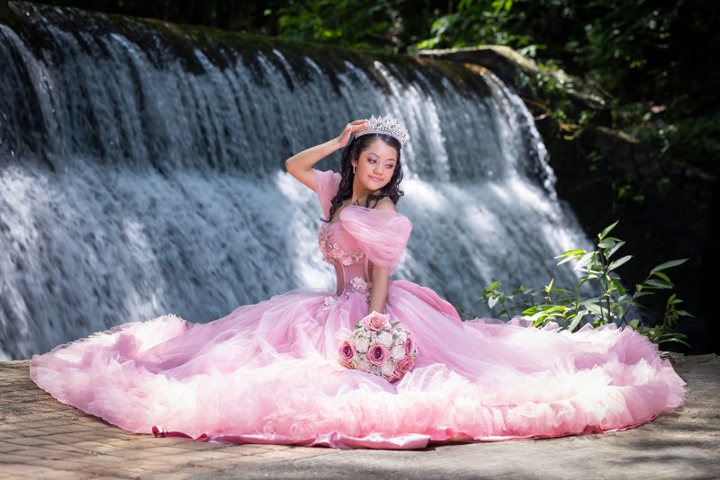 Sesión de XV años vestido rosa en cascada Chapultepec de Cuernavaca