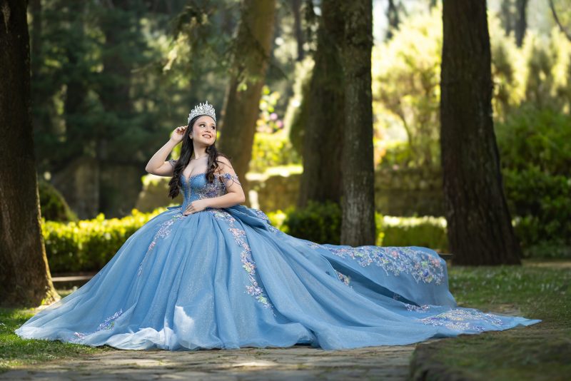 Sesión de XV años vestido azul en el desierto de los leones CDMX