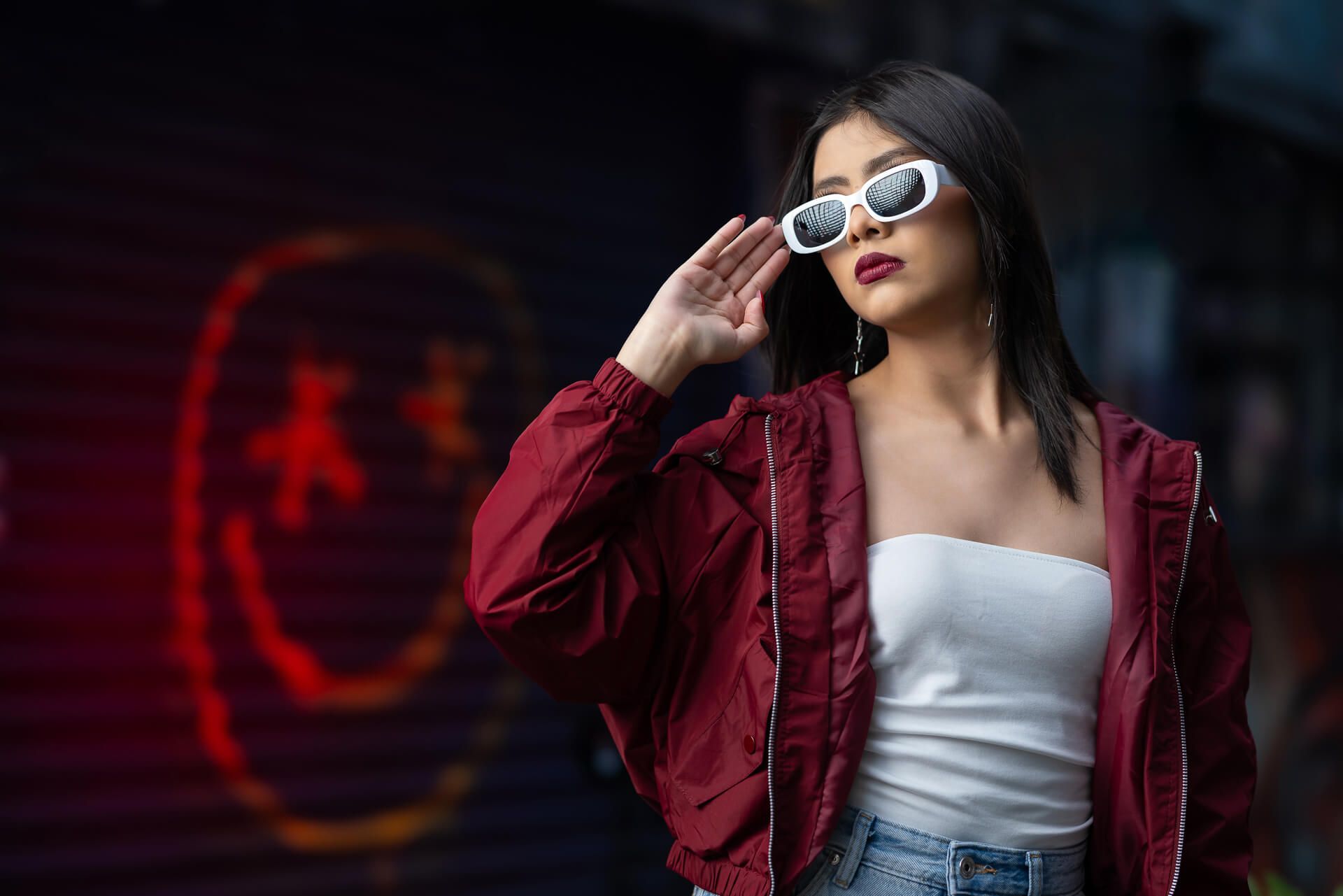 Estilo urbano y moderno en sesión casual de 15 años con gafas de sol.