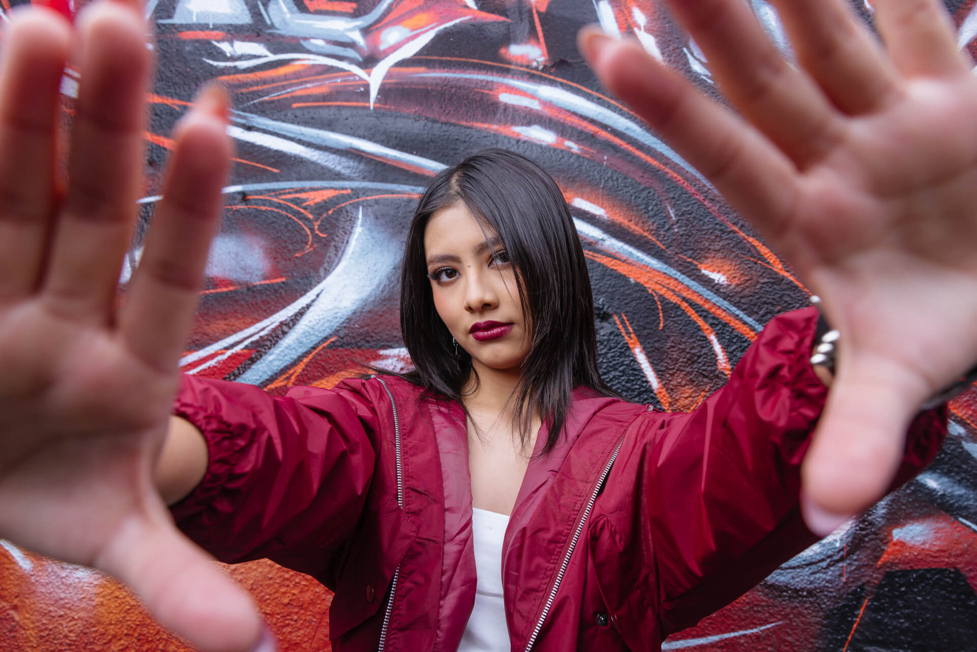 Quinceañera con actitud rockera en sesión de fotos callejera.