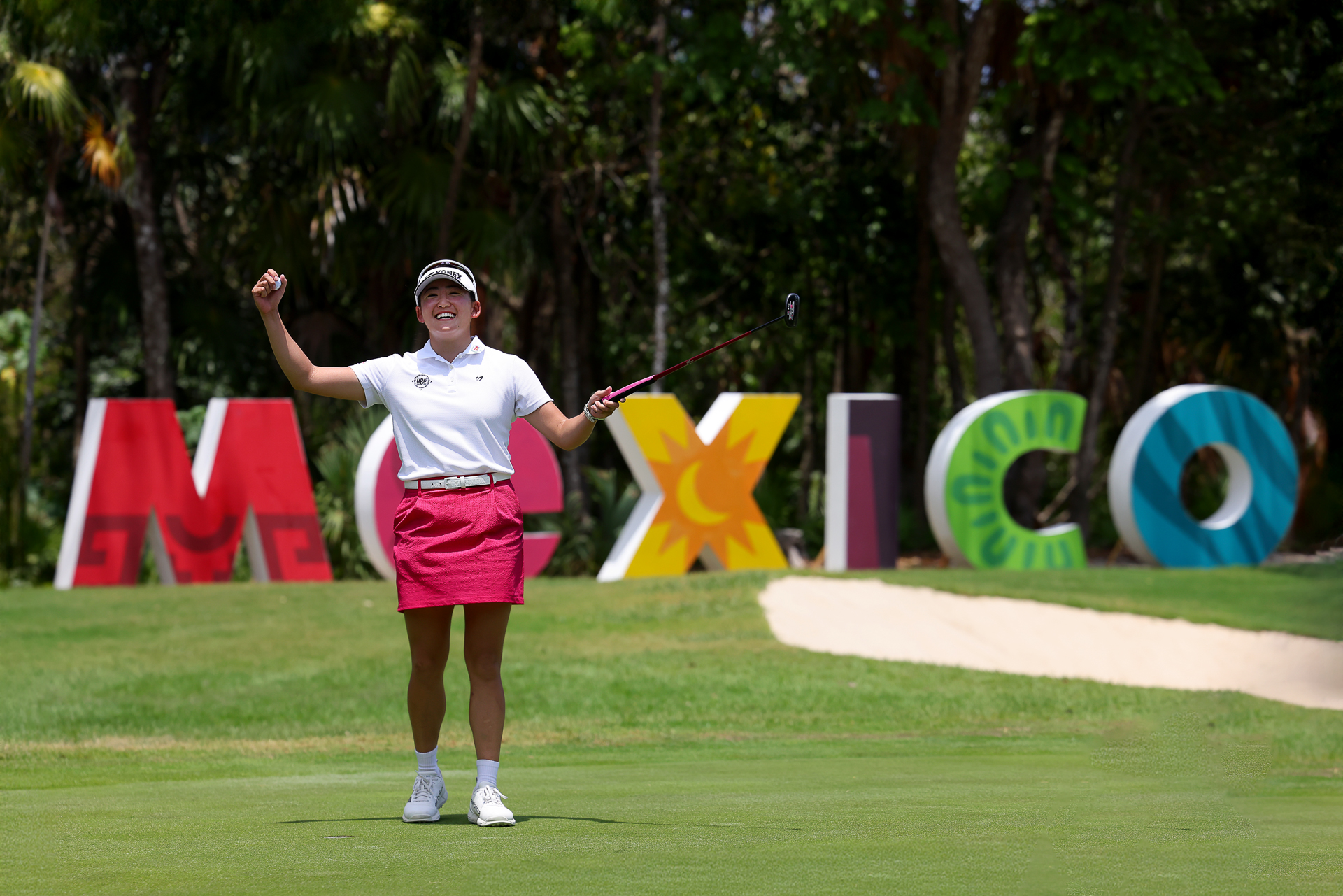 Chisato Iwai Campeona de golf sosteniendo el trofeo en el club El Camaleón Mayakoba tras el Riviera Maya Open.