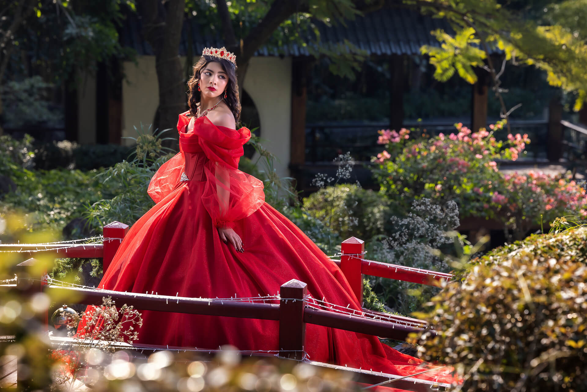 La elegancia del jardín japonés ofrece un marco sereno y sofisticado.