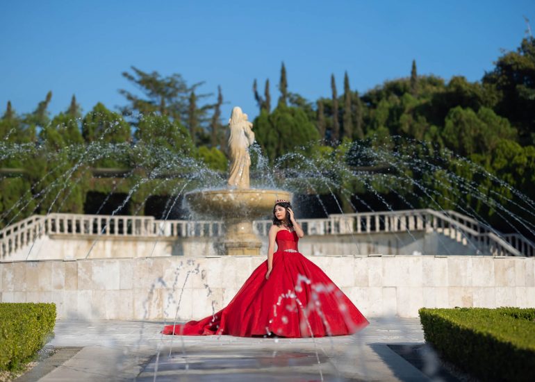 Quinceañera con vestido rojo, sesión de fotos en Jardines de México