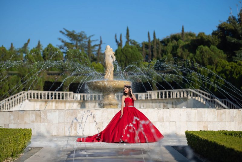 Quinceañera con vestido rojo, sesión de fotos en Jardines de México