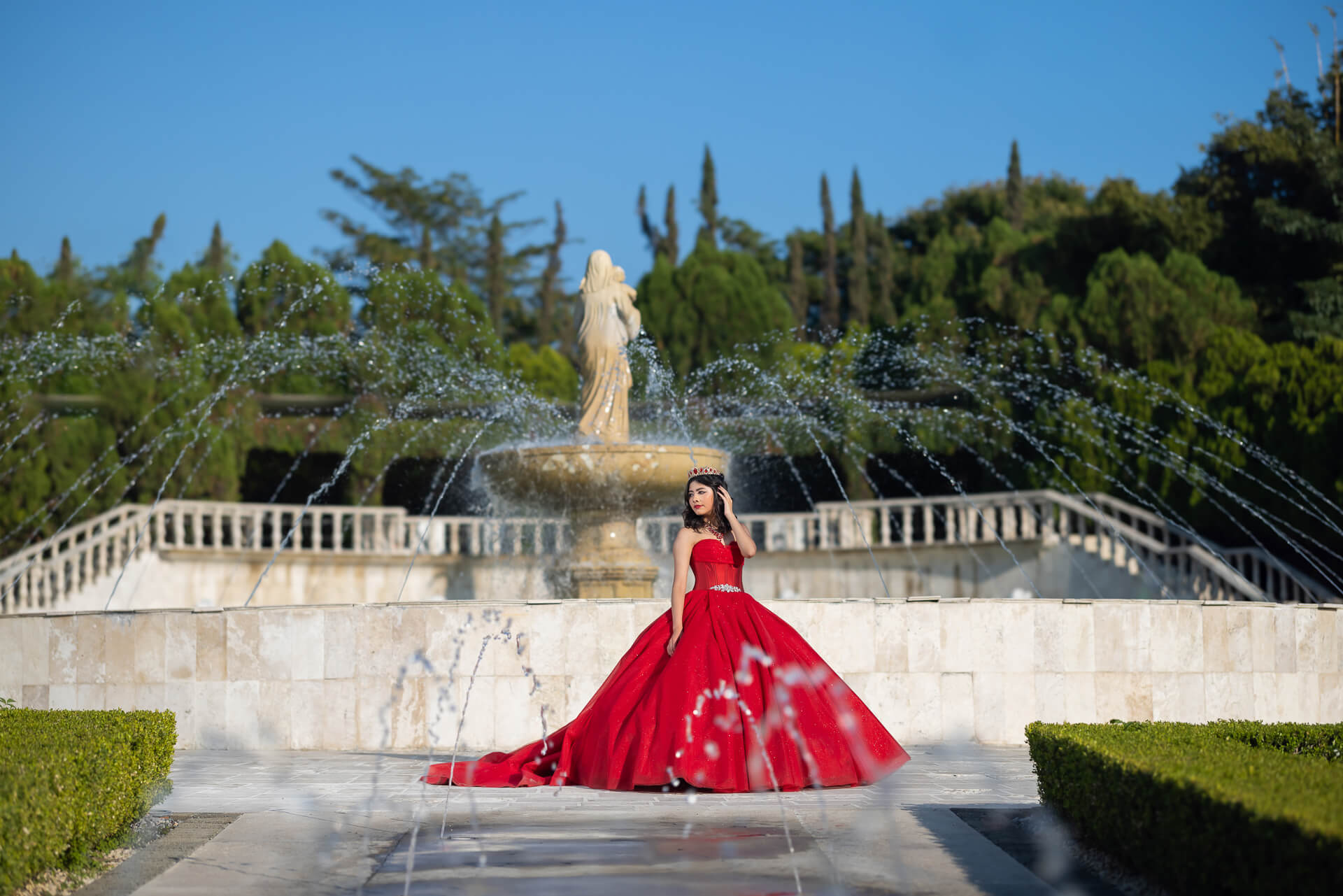 Quinceañera con vestido rojo, sesión de fotos en Jardines de México