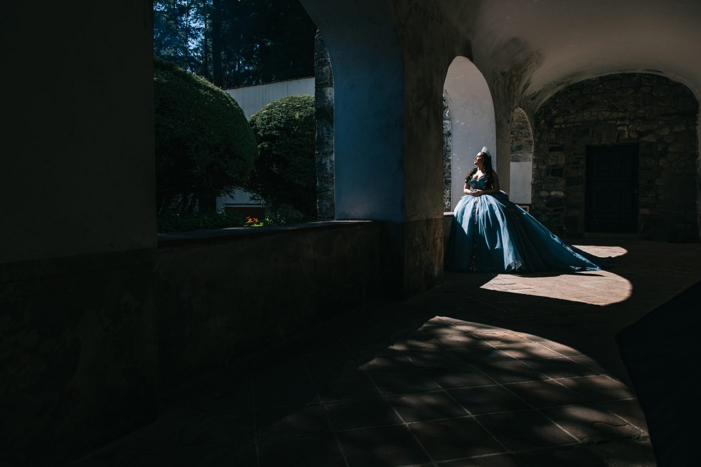 Juego de luces y sombras en sesión de quinceañera, arquitectura del Desierto de los Leones