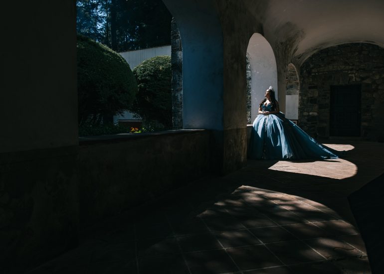 Juego de luces y sombras en sesión de quinceañera, arquitectura del Desierto de los Leones
