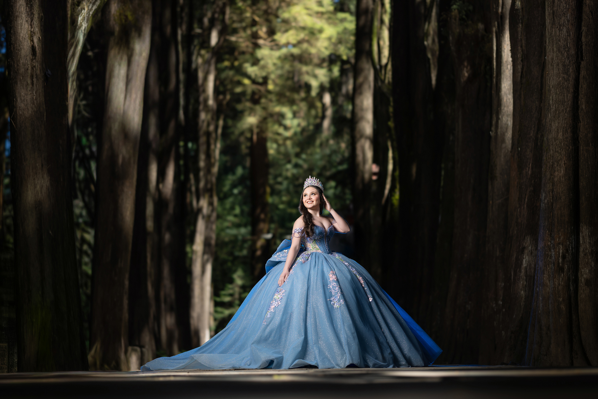 Sesión fotográfica de XV años en el bosque del Desierto de los Leones, vestido corte princesa azul. Sesión de fotos de XV años en el Desierto de los Leones