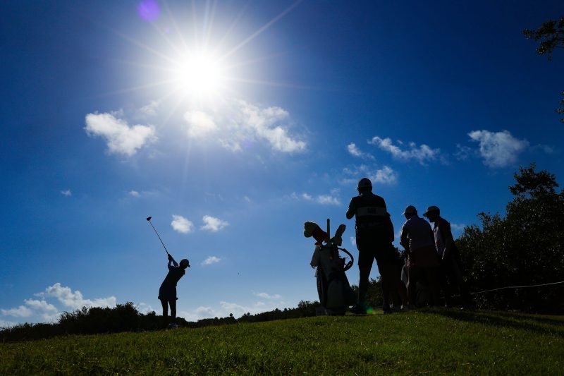 silueta-golf-atardecer-mayakoba