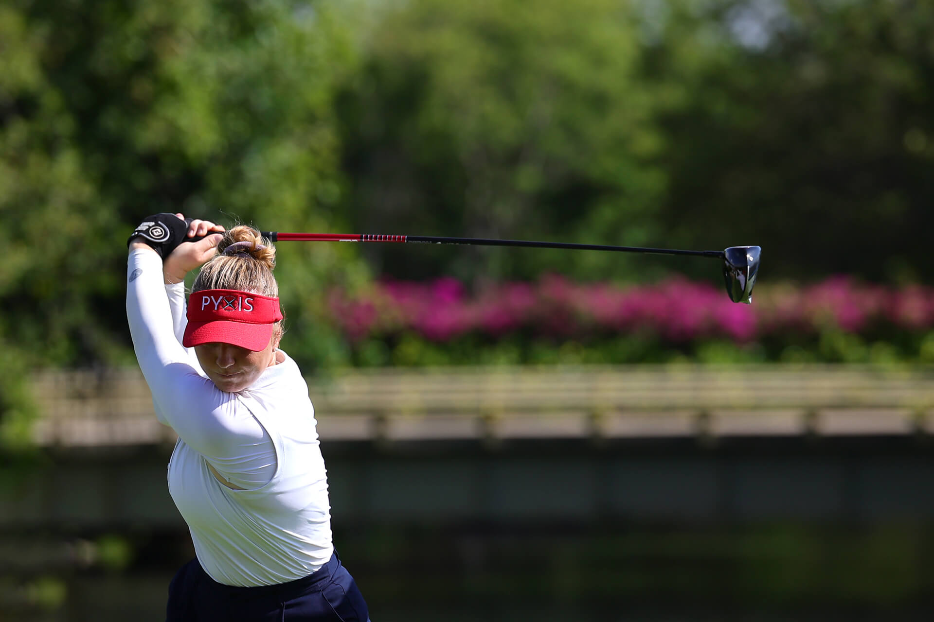 Momento del impacto con driver en el torneo de golf Riviera Maya Open.