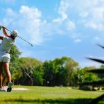 Jugadora de golf ejecutando un drive potente en el club de golf El Camaleón.