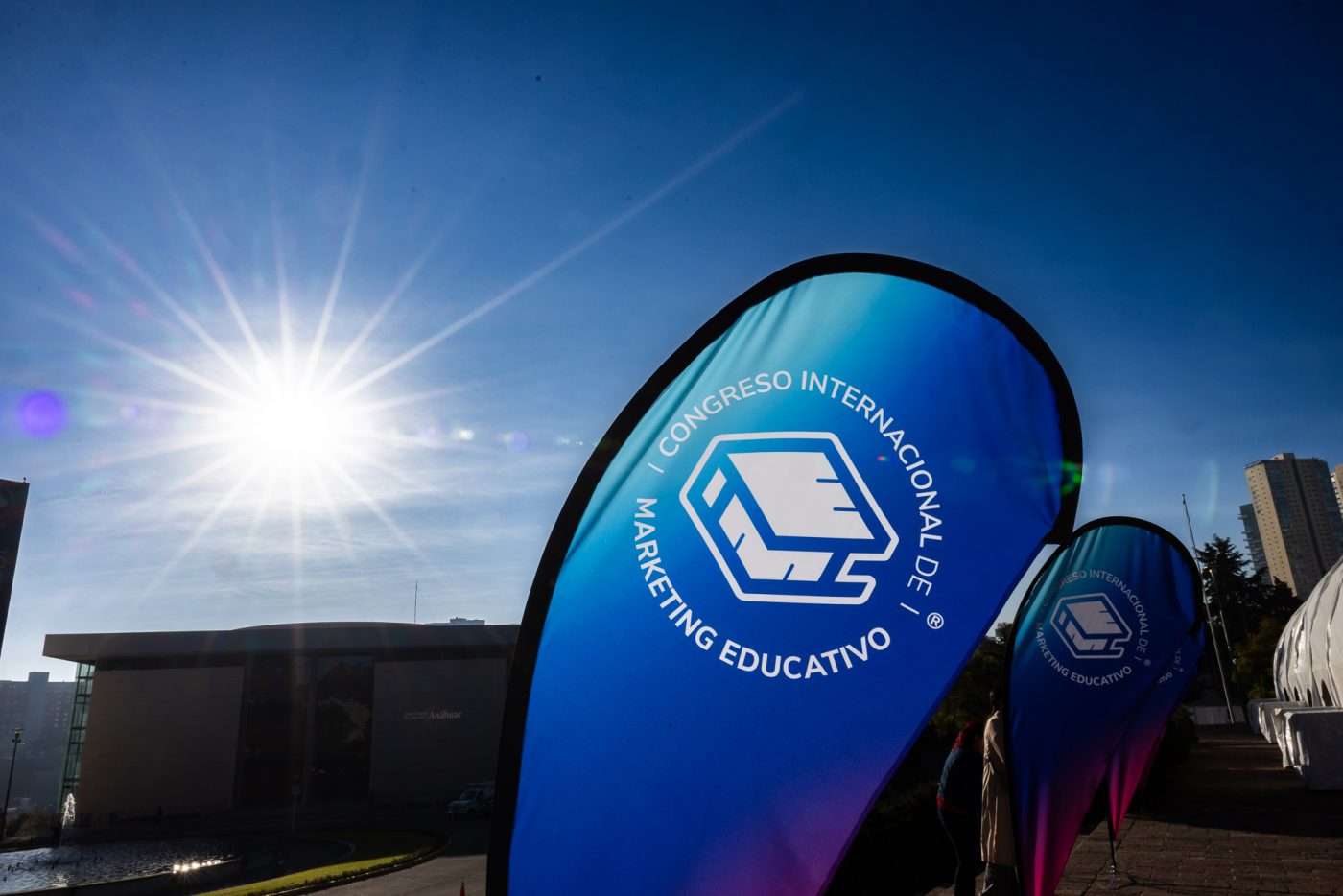 Fotografía de señalética de evento empresarial