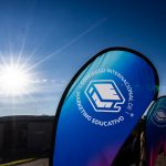 Fotografía de señalética de evento empresarial