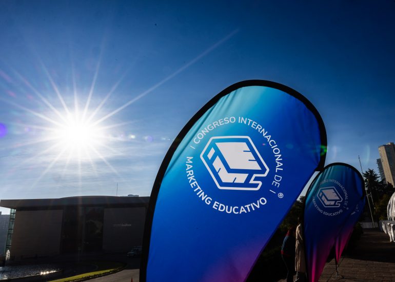 Fotografía de señalética de evento empresarial