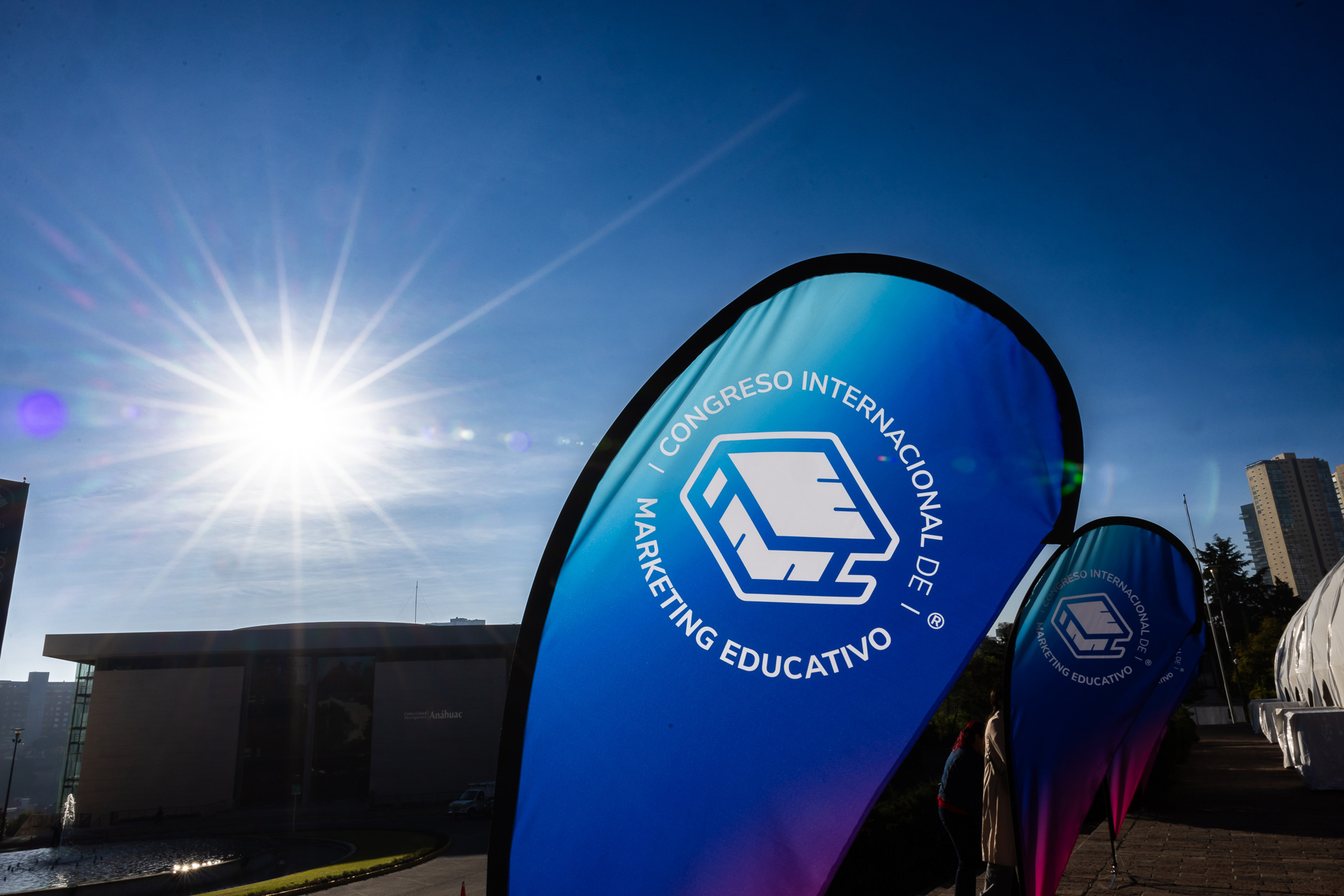 Fotografía de señalética de evento empresarial