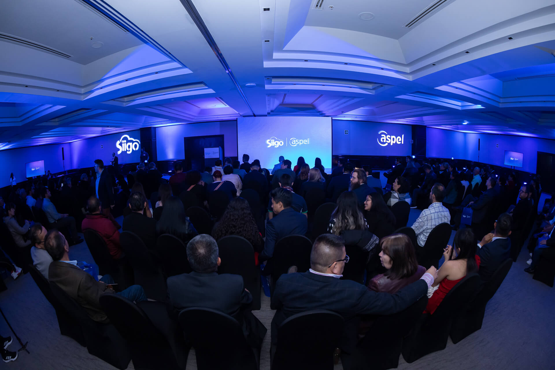 Gran audiencia asistiendo a un evento empresarial con cobertura audiovisual para eventos corporativos profesional.
