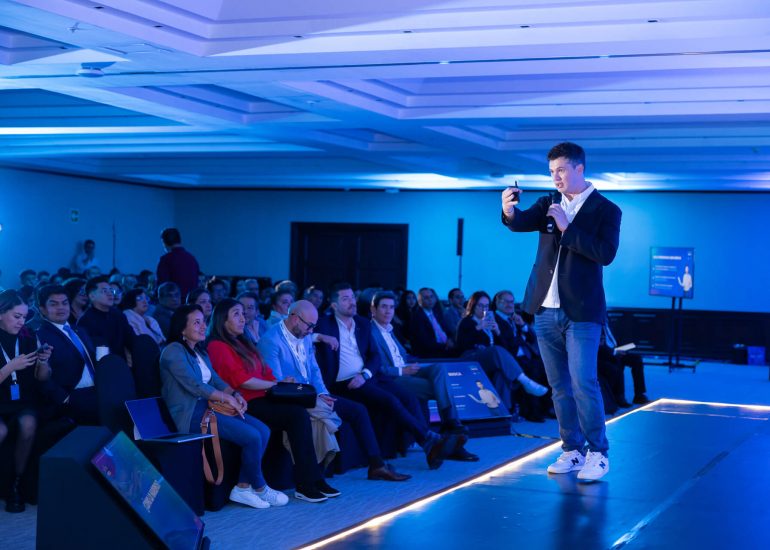 Uso de iluminación profesional en la cobertura audiovisual para eventos corporativos en escenarios amplios.