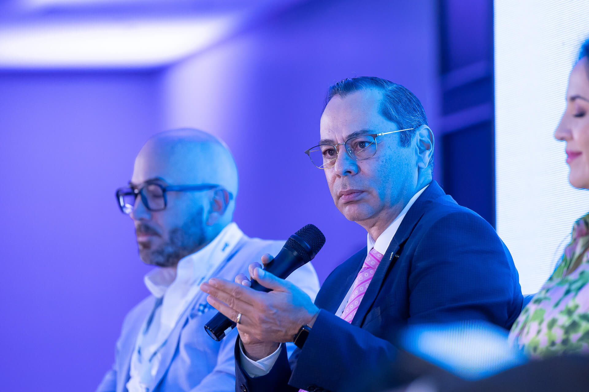 Detalle de panel de expertos capturado profesionalmente en una cobertura audiovisual para eventos corporativos.