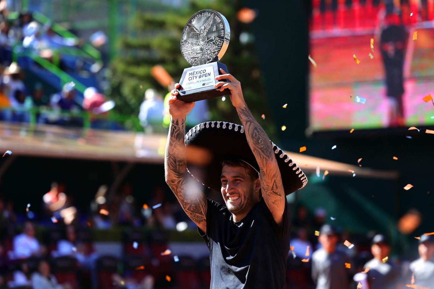Felipe Meligeni Alves levantando el trofeo del Mexico City Open 2025 con sombrero de charro.