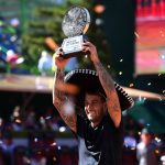 Felipe Meligeni Alves levantando el trofeo del Mexico City Open 2025 con sombrero de charro.