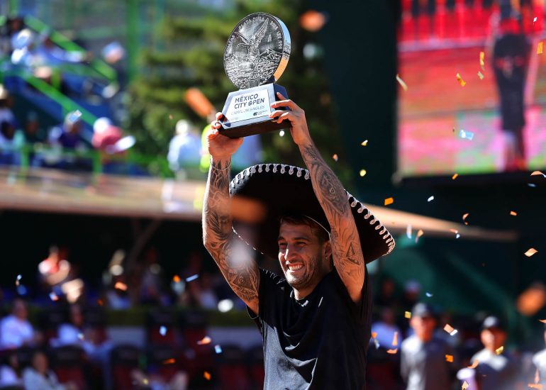 Felipe Meligeni Alves levantando el trofeo del Mexico City Open 2025 con sombrero de charro.