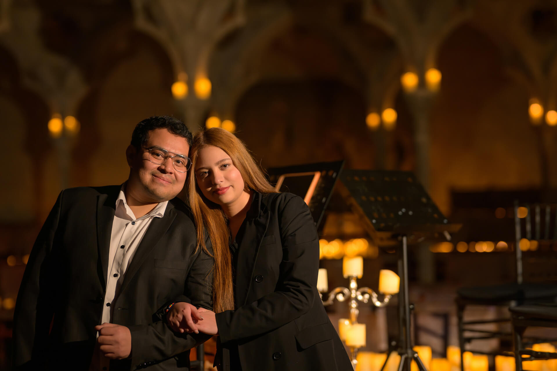 Retrato profesional de pareja recién comprometida en la Capilla Gótica, fotografía por Teran Studios.