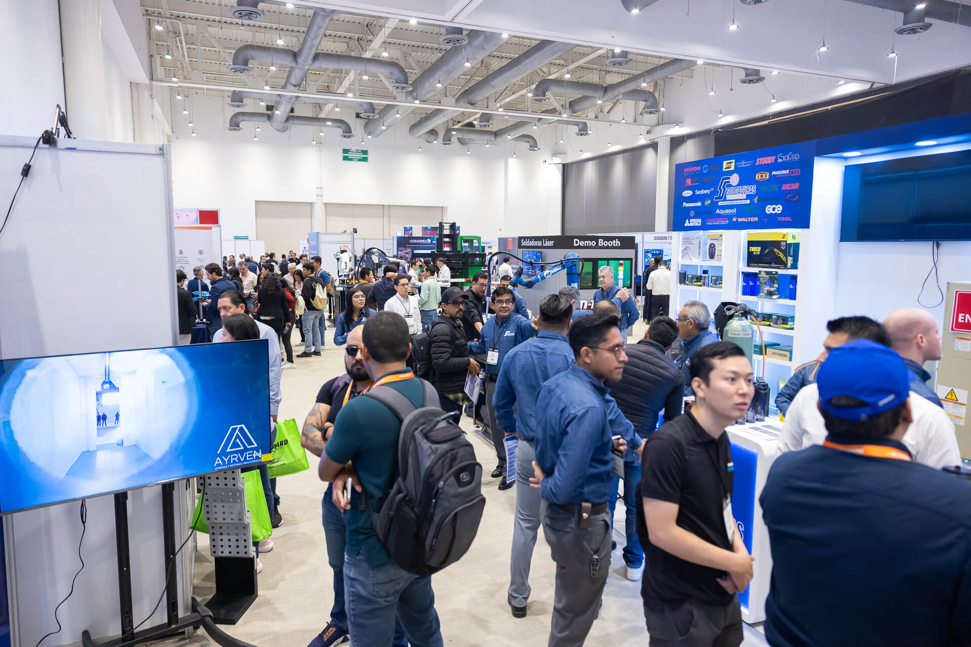 Fotografía profesional de stand en Expo WAFE Querétaro.