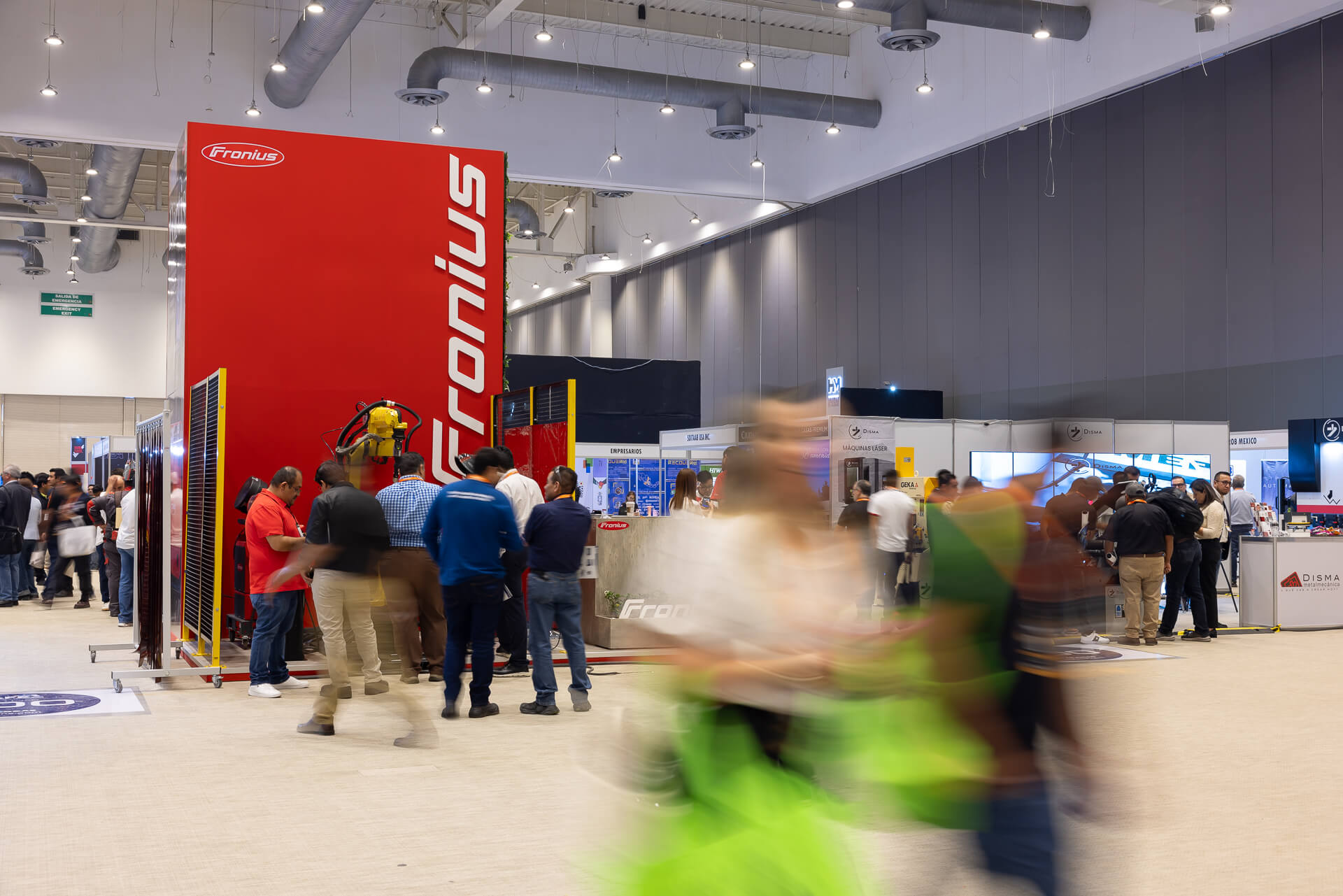 Fotografía profesional de stand en Expo WAFE Querétaro.