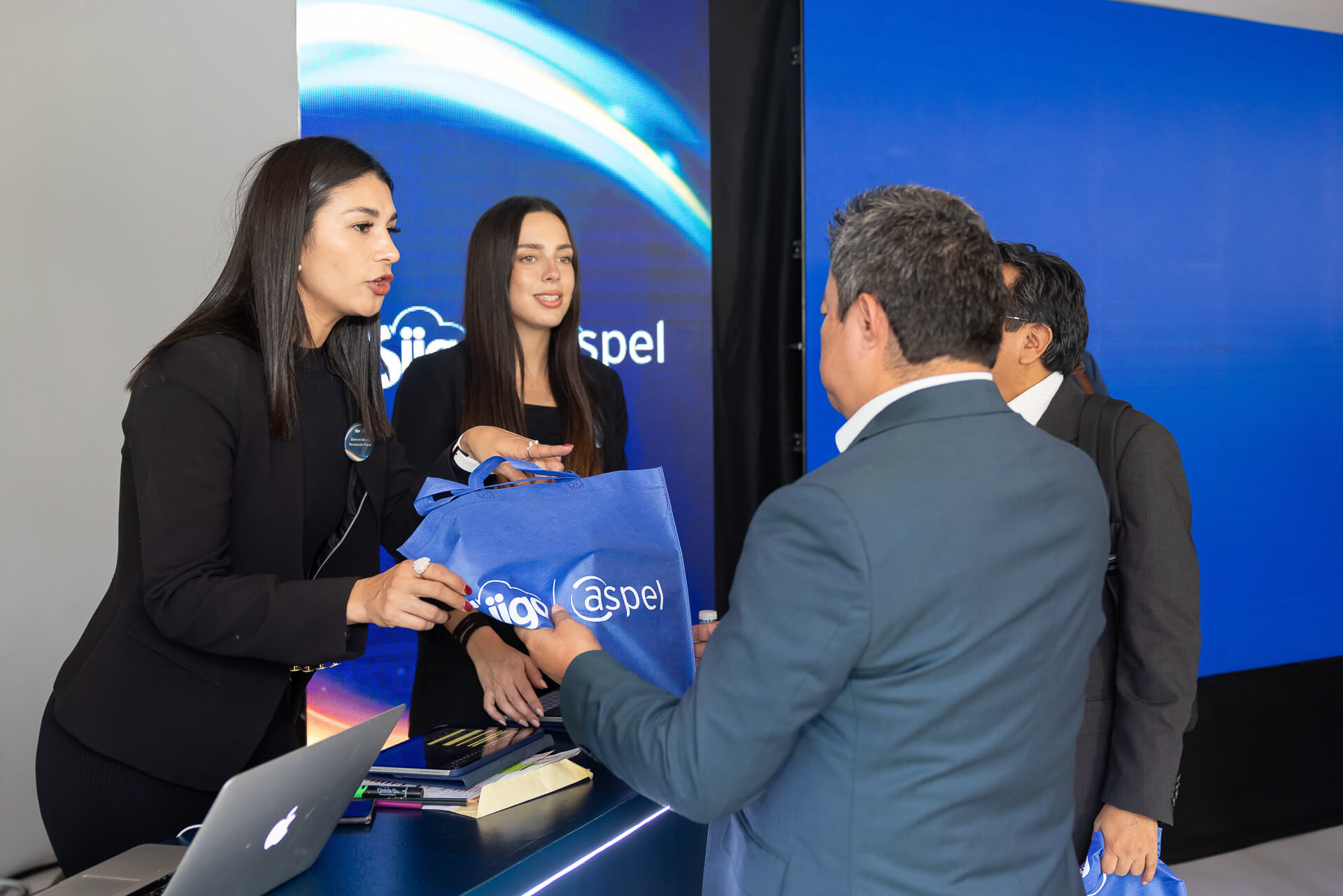 Registro y entrega de kits de marca en eventos corporativos CDMX