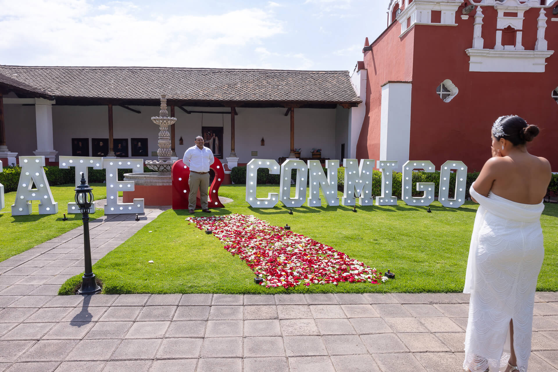 Novio esperando frente a letras gigantes CÁSATE CONMIGO en Hacienda Panoaya.