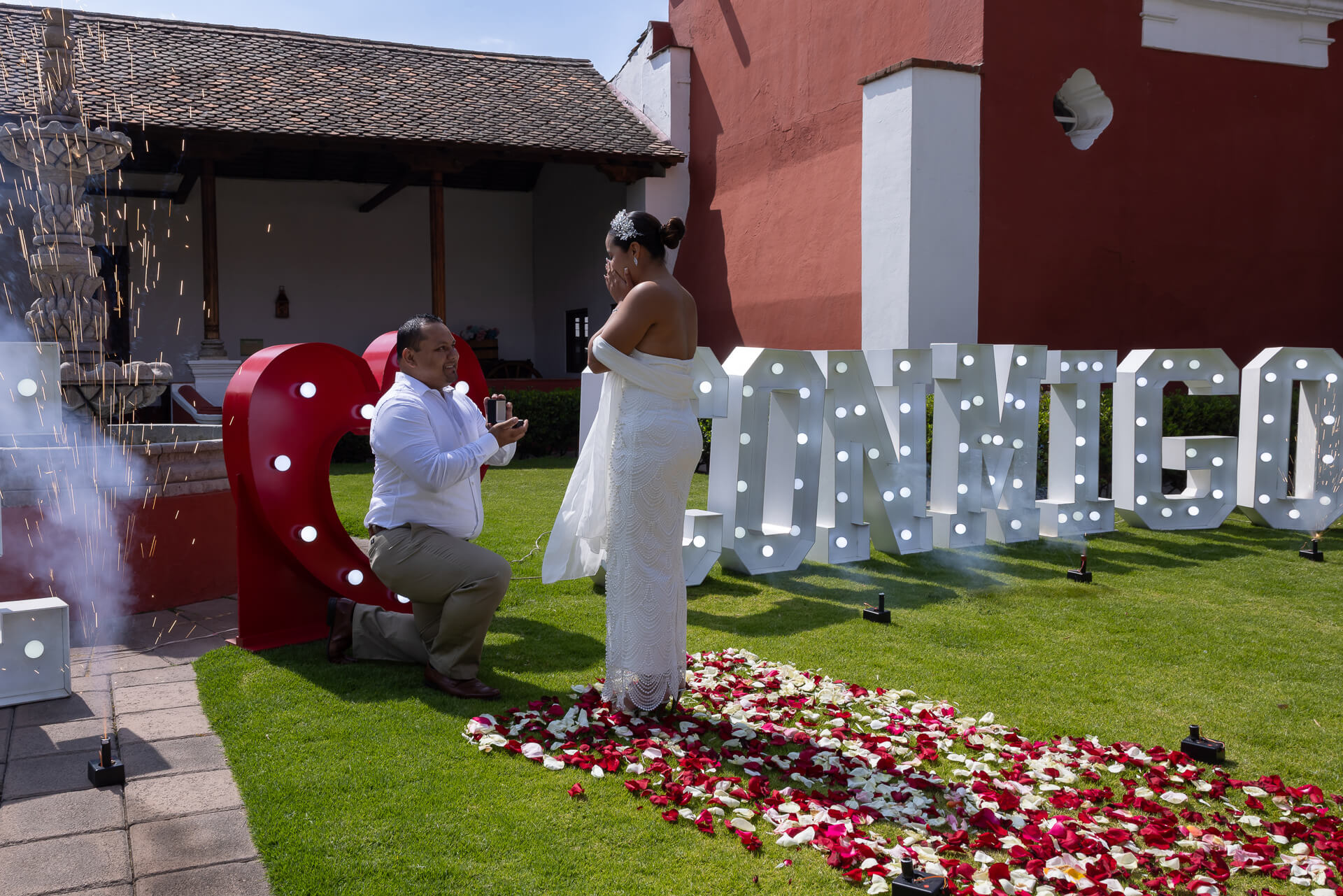 Novio de rodillas pidiendo matrimonio con anillo en pedida de mano en Hacienda Panoaya.