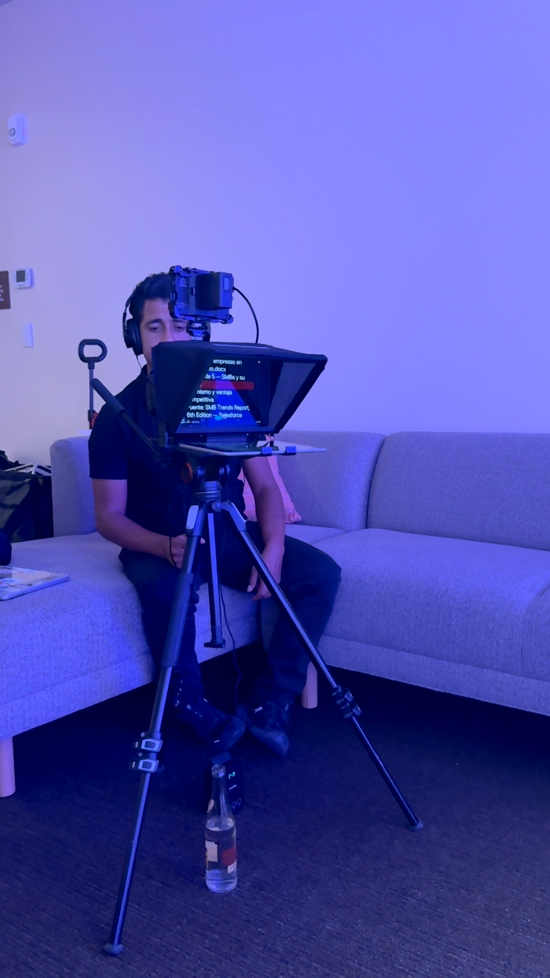 Operador utilizando servicio de teleprompter para video corporativo en Teran Studios